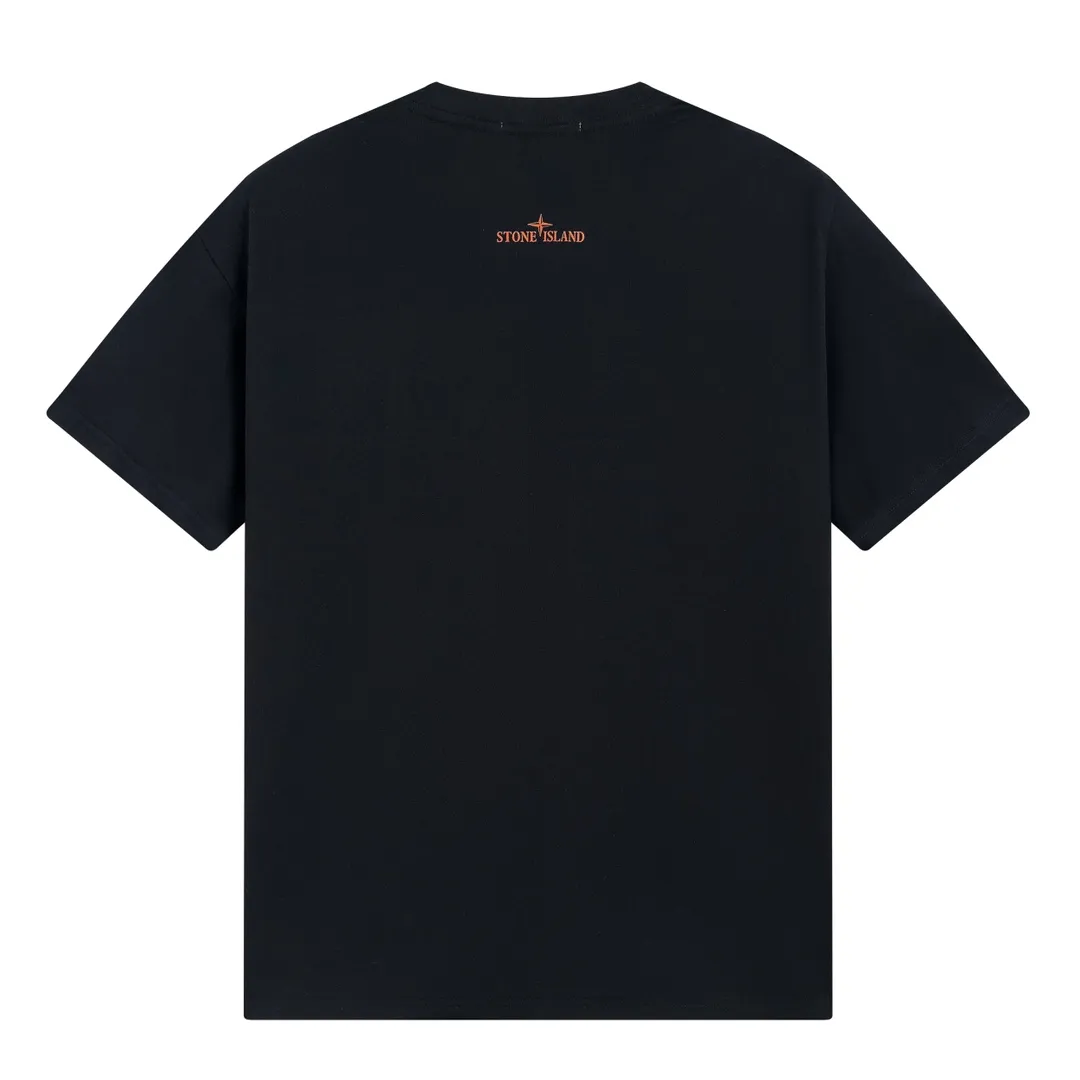W616#P110💰 [Stone lsland/Stone Island summer new short-sleeved T-shirt with big green compass print on the chest] ⚠️[Original creation, high control of details] Made of 260g combed cotton 32-count double yarn - Simple basic versatile style, original single quality, the first choice for couples. - Made in a large factory, four needles and five threads on the shoulder, neatly arranged, high quality workmanship. - Same style for men and women, very versatile, one piece for each person Details are clearly visible. Color: Black White Size: M L